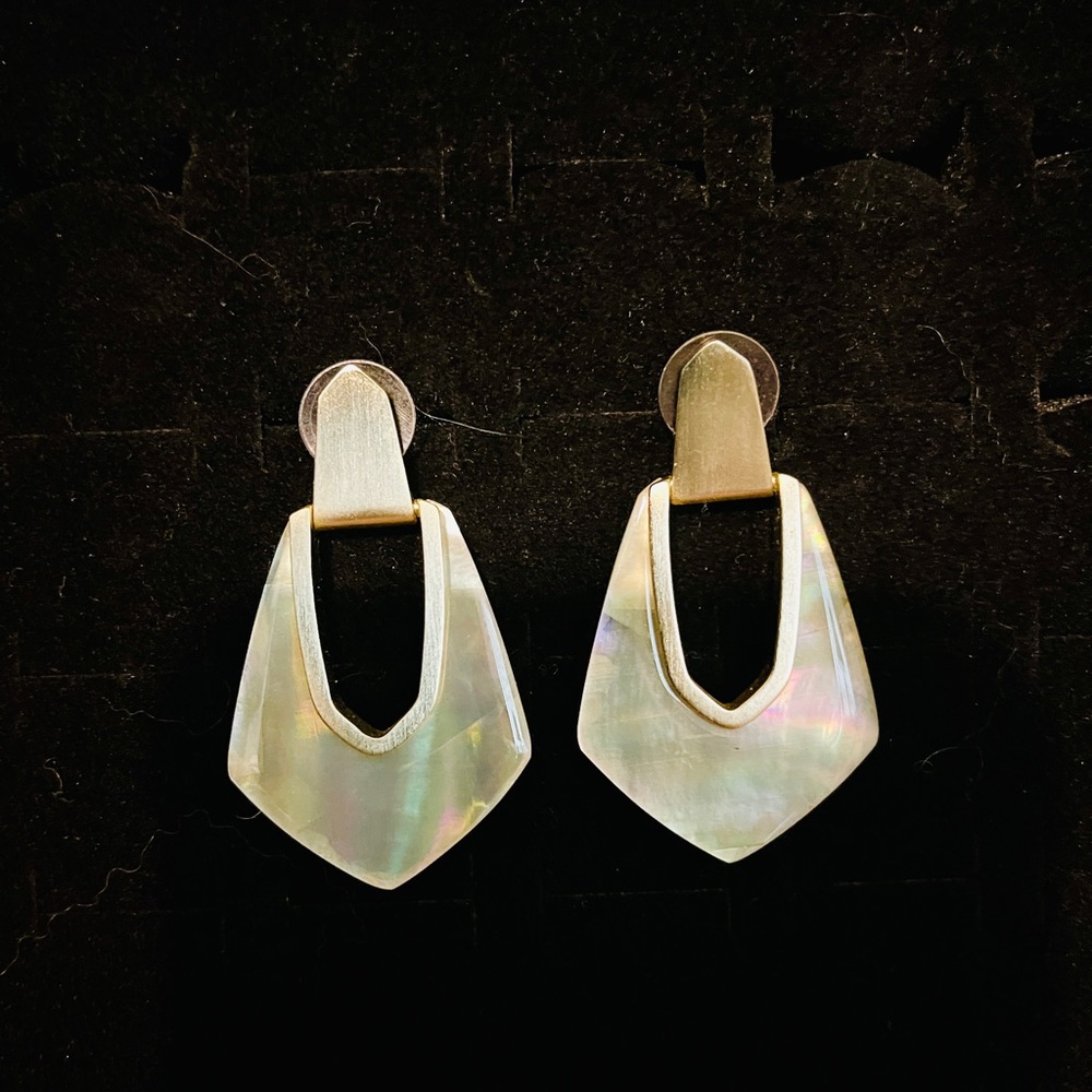 Kendra Scott Elegant Gold and Cream Earrings